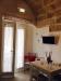 Salone con tavolo e tv casa-vacanze 4posti-letto polignano-a-mare