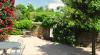 Giardino recintato con tavoli e sedie