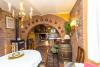 Salone della taverna dove mangiare e rilassarsi
