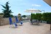 Terrazza attrezzata in casa vacanze per coppie sull'etna