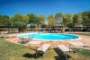 Ampia piscina con angolo idromassaggio