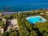 Villaggio immerso nel verde con piscina e spiaggia