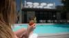 Un dissetante drink a bordo piscina 