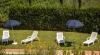 Solarium in giardino a bordo piscina