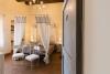 Camera con letto a baldacchino