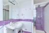 Bagno camera spazioso con box doccia