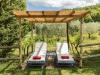 Piccolo gazebo con lettini fronte piscina