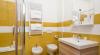 Bagno con ampia doccia e phon