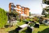 Giardino con Lettini,Tavoli e Ombrelloni a Levico Terme