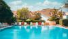 Piscina attrezzata lettini-ombrelloni hotel Corigliano