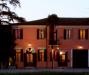 Facciata dell'hotel lungo il fiume