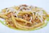 Primo piatto, pasta con noci al ristorante