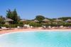 Piscina con solarium attrezzato in Saredegna Villaggio