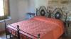 Camera con letto in ferro battuto
