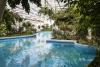 Piscina esterna coperta immersa nel verde