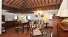 Soggiorno sala con travi in legno