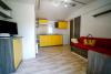 Cucina, televisione, divano nel cottage per 4 persone