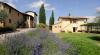 Esterno Hall e giardino verdeggiante