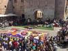 Un'infiorata la domenica mattina all'alba ?>