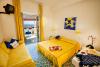 Camera familiare con balcone vista mare Ischia