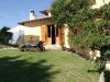 Chalet, tavolo e seggiole da esterno