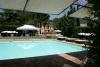 piscina con ristornate nell'agriturismo in Umbria