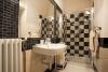 Bagno camera con grande box doccia