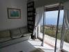 Salotto con ampia finestra con vista panoramica 