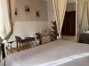 Camera con Letto Baldacchino e Armadio a specchio
