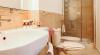 Elegante bagno con doccia