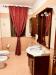 Bagno con doccia e lavatrice