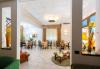 Sala Comune con tavoli sedie e divani