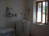 Angolo cottura con fornelli e frigo