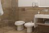 Bagno privato con grande doccia moderna in Hotel