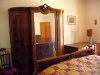 camera matrimoniale con letto aggiunto in casale