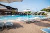 Piscina attrezzata con ombrelloni e lettini 