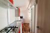 interno del cottage con cucina e tv