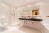 Ampio bagno con box doccia in Suite