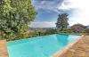 Piscina a sfioro villa privata campagna Umbria