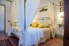 Camera matrimoniale con letto a baldacchino