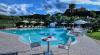 Piscina dell'Hotel vicino Salerno con ombrelloni e lettini