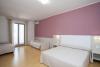 Camera con Letto Matrimoniale e Singolo con Finestra