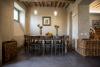 sala da pranzo arredato con tavolo e sedie