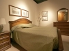camera da letto in stile classico, noce