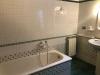 Bagno con vasca da bagno 