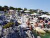 Spiaggia di scogli, attrezzata con lettini