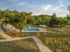 Piscina contornata da Giardino in Antico Borgo