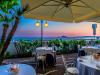 Sala esterna del ristorante con vista mare