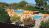 Villaggio con piscina con ombrelloni e lettini 
