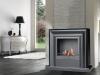 Caminetto ecologico con mantello di legno nero lavorato.